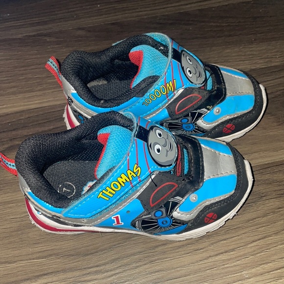 THOMAS THE ENGINE Sneakers SZ 7 - Picture 1 of 3